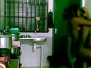 2 लड़कियों के साथ सा ...