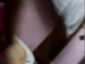 एलियना खुद को आनंद द ...