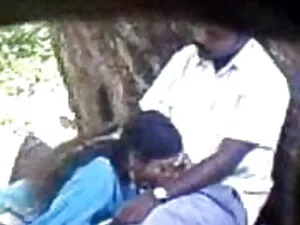 छोटे लड़के के साथ आं ...