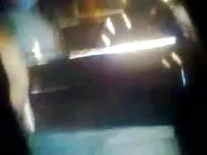 दो लड़कियों को एक कठ ...