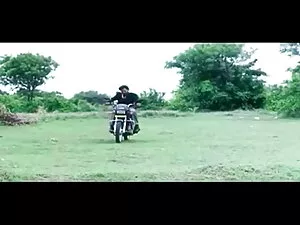एंजेला हैरी को दिखात ...